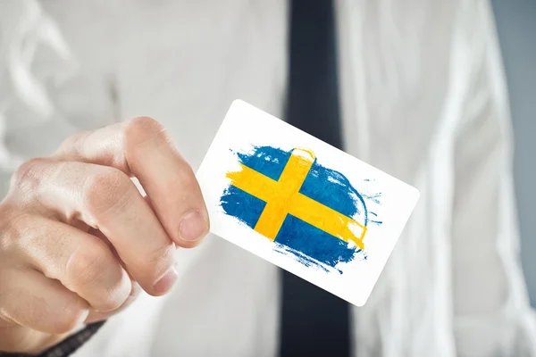 Svéd üzletember gazdaság üzleti kártyát a Svédország lobogója — Stock Fotó