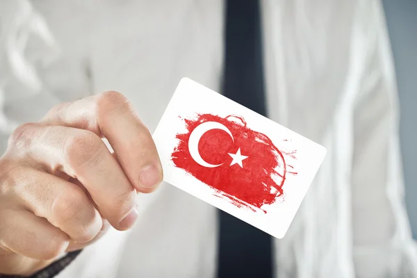 Turkse zakenman houden visitekaartje met Turkije vlag — Stockfoto