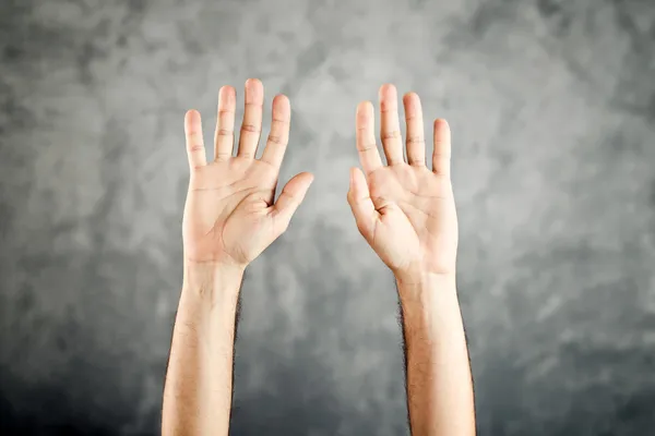 Caucasico Mani aperte alzate per la resa — Foto Stock