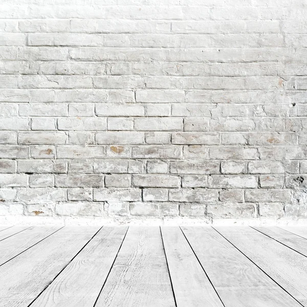 白いれんが造りの壁と木製の床と部屋のインテリア — ストック写真