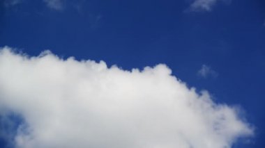 Geçen sefer metafor. mavi gökyüzünde bulutlar arasında hızlı hareketli zaman atlamalı görüntüleri.