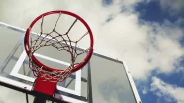 arka planda bulutlar zaman atlamalı görüntüleri ile kafes ile Basketbol çember