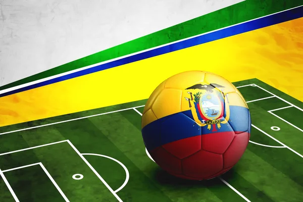 Pallone da calcio con bandiera Ecuador in campo — Foto Stock