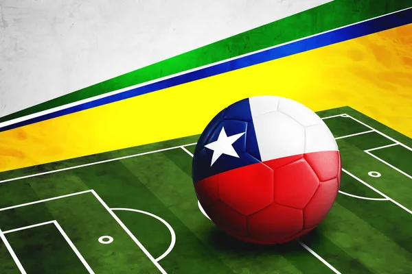 Pallone da calcio con bandiera cilena in campo — Foto Stock