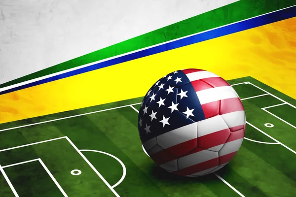 Pallone da calcio con bandiera USA in campo — Foto Stock