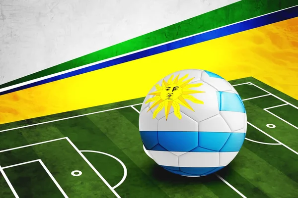 Ballon de football avec drapeau de l'Uruguay sur le terrain — Photo