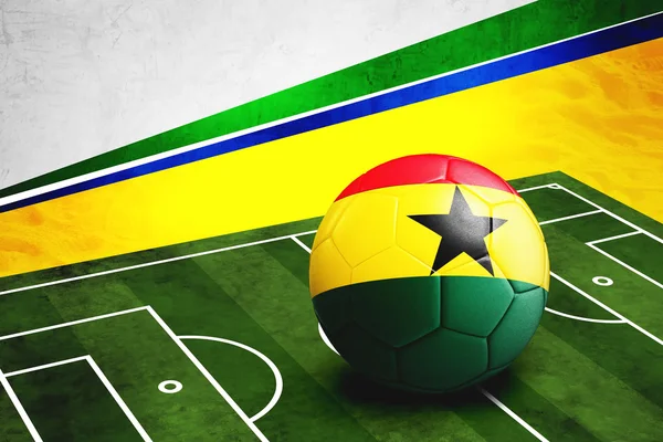 Balón de fútbol con bandera de Ghana en el campo — Foto de Stock