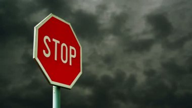 sokakta kırmızı dur işareti. yol kenarında trafik işaretleri ile bulutlar zaman atlamalı görüntüleri arka planda durduğun için. 1920 x 1080, 1080p, hd ayak