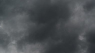 dramatik gökyüzü karanlık fırtınalı beyaz bulutlar, zaman atlamalı ile vurdu. 1920 x 1080, 1080p, hd ayak.