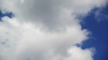 Geçen sefer metafor. zaman atlamalı görüntüleri bulutlar arasında hızlı hareketli mavi gökyüzü. 1920 x 1080, 1080p, hd formatında.