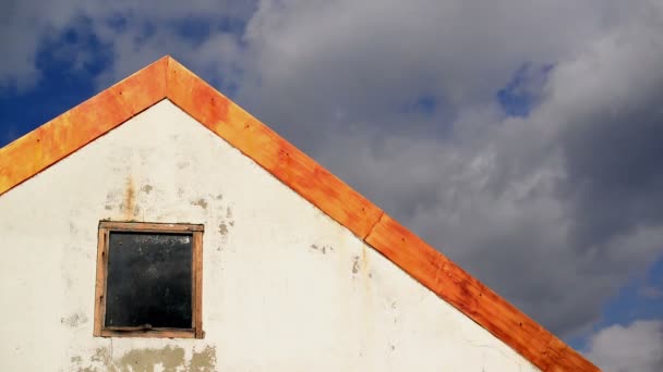 Hausdach mit Zeitraffer-Wolken im Hintergrund. 1920x1080, 1080p, hd Filmmaterial — Stockvideo