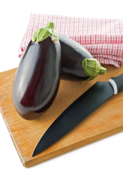 Aubergine eller aubergine med kniv trä chop ombord — Stockfoto