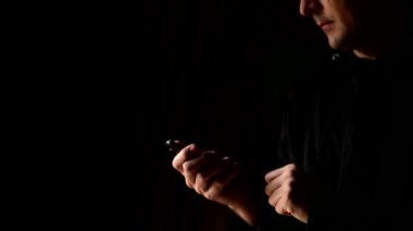 adam türleri metin mesajı onun smartphone, telefon cihaz ve elleri üzerinde odak üstünde. 1920 x 1080, 1080p, hd ayak