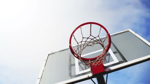 Basketballkorb mit Käfig mit Wolken im Zeitraffer im Hintergrund. 1920x1080, 1080p, hd Filmmaterial. — Stockvideo