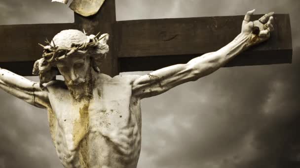 Ježíš Kristus ukřižován. ukřižování. křesťanský kříž s Socha Ježíše Krista za bouřlivých mračen časová prodleva. 1920 x 1080, 1080p hd formátu.
