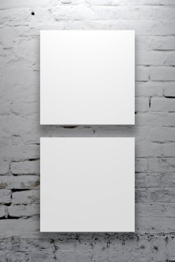 Sanat Galerisi duvarda asılı iki kare posterler
