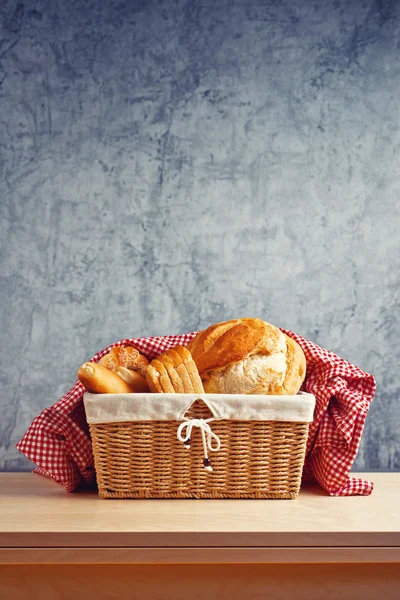 Хлеб в плетеной корзине — стоковое фото