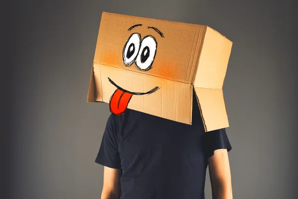 Feliz homem sorridente com caixa de papelão na cabeça — Fotografia de Stock