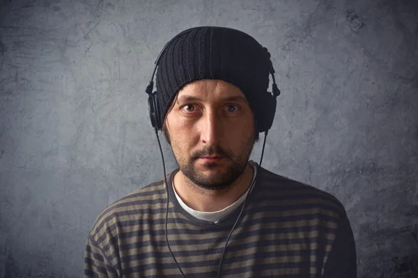Homem com fones de ouvido ouvindo música — Fotografia de Stock
