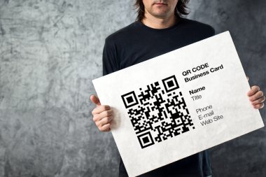 QR code kartvizit tutan adam