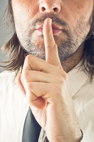 Uomo d'affari che fa un gesto di silenzio — Foto Stock