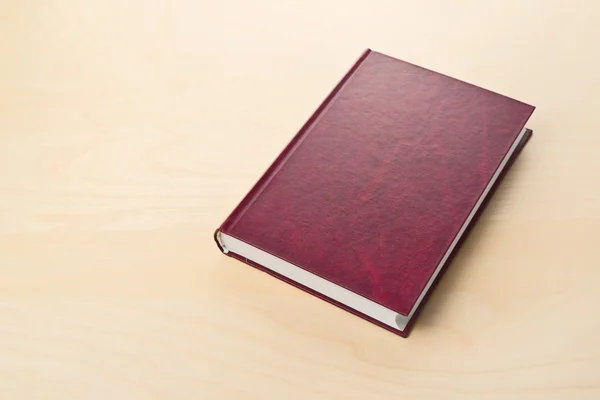 Novo livro capa dura vermelha com capa em branco — Fotografia de Stock
