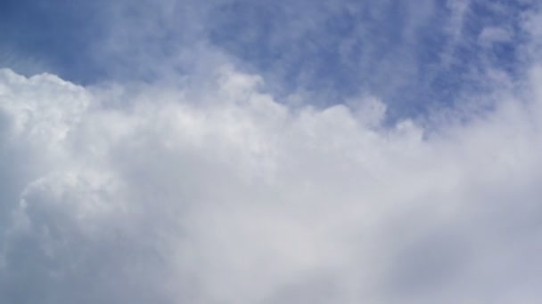 Passant le temps. Images temporelles du ciel bleu avec des nuages se déplaçant rapidement à travers. 1920x1080, 1080p, séquences HD . — Video