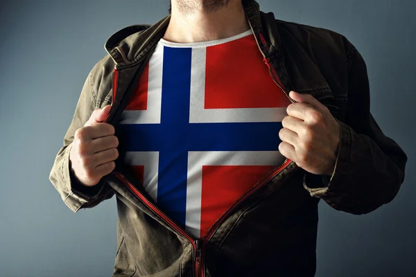 Nyújtás kabát az ember, hogy felfedje ing Norvégia lobogója — Stock Fotó