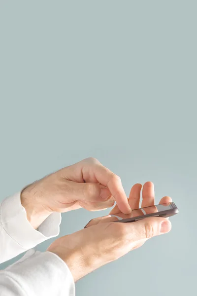 Teléfono inteligente móvil de pantalla táctil en manos masculinas —  Fotos de Stock