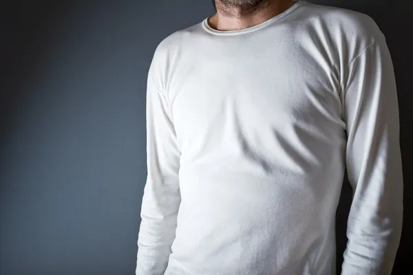 Man i blank vit t-shirt — Stockfoto