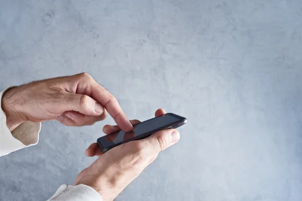 Touch skärmen smart mobiltelefon i manliga händer — Stockfoto