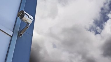 CCTV kamera. güvenlik kamerası duvarda. özel mülkiyet koruması. 1920 x 1080, 1080p, hd ayak.
