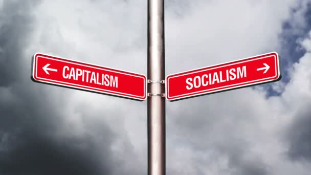 Capitalismo ou Socialismo, vídeo conceitual com sinais de direção oposta. 1920x0180, 1080p, imagens hd . — Vídeo de Stock