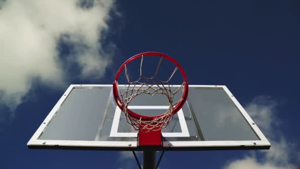 Basquete aro com gaiola com nuvens tempo lapso de imagens no fundo. 1920x1080, 1080p, formato hd . — Vídeo de Stock