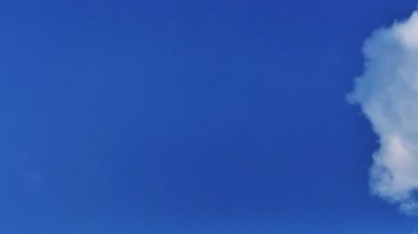 Geçen sefer metafor. zaman atlamalı görüntüleri bulutlar arasında hızlı hareketli mavi gökyüzü. 1920 x 1080, 1080p, hd ayak.