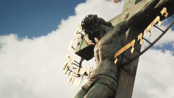 Kreuzigung. christliches Kreuz mit Jesusstatue über stürmischen Wolken im Zeitraffer. 1920x1080, 1080p, HD-Format. — Stockvideo