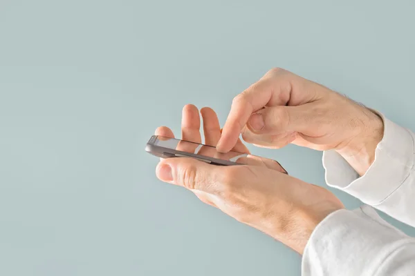 Touch screen mobiele slimme telefoon in mannelijke handen — Stockfoto