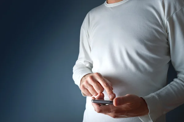 Touch screen mobiele slimme telefoon in mannelijke handen — Stockfoto