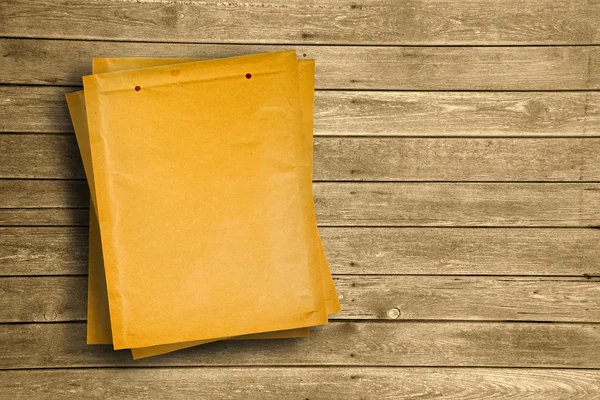 Ahşap masa üstü zarflara sarı belge — Stok fotoğraf