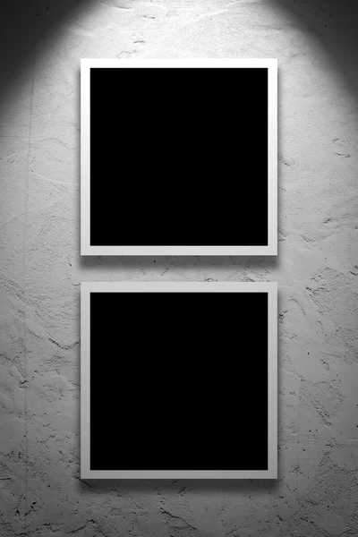 アート ギャラリーの壁に掛かっている 2 つの正方形の絵画 — ストック写真