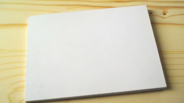 Omöjligt blir möjligt genom blekning skrivelser tryckt på sidan notebook. 1920 x 1080 full hd film. — Stockvideo