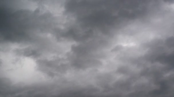 Mauvais temps dramatique Ciel avec des nuages sombres et orageux, des séquences temporelles. 1920x1080, 1080p, vidéo HD complète . — Video