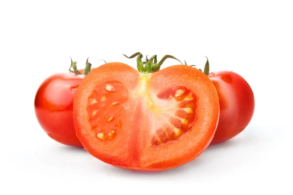 Tomate rojo fresco y media rebanada sobre fondo blanco — Foto de Stock