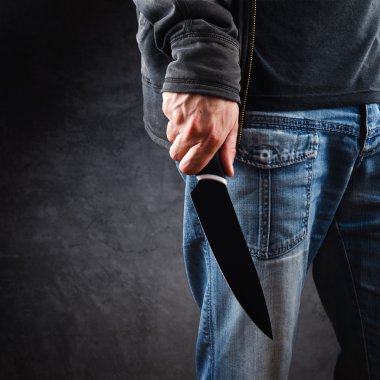 Kötü adam parlak bıçağı tutuyor, katil iş başında.