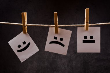 Not kağıdı attched için ip giyim pimleri ile Doğum emoticons
