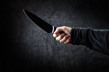 Kötü adam parlak bıçağı tutuyor, katil iş başında.