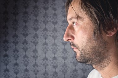 tıraşsız adam profil portresi