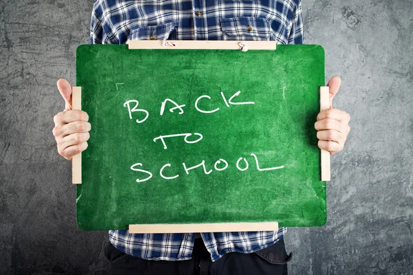 Hombre sosteniendo pizarra, de vuelta a la escuela — Foto de Stock