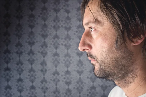 Retrato de perfil de homem não barbeado — Fotografia de Stock