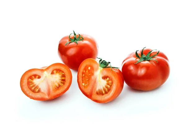 Verse rode tomaten en halve segmenten op witte achtergrond — Stockfoto